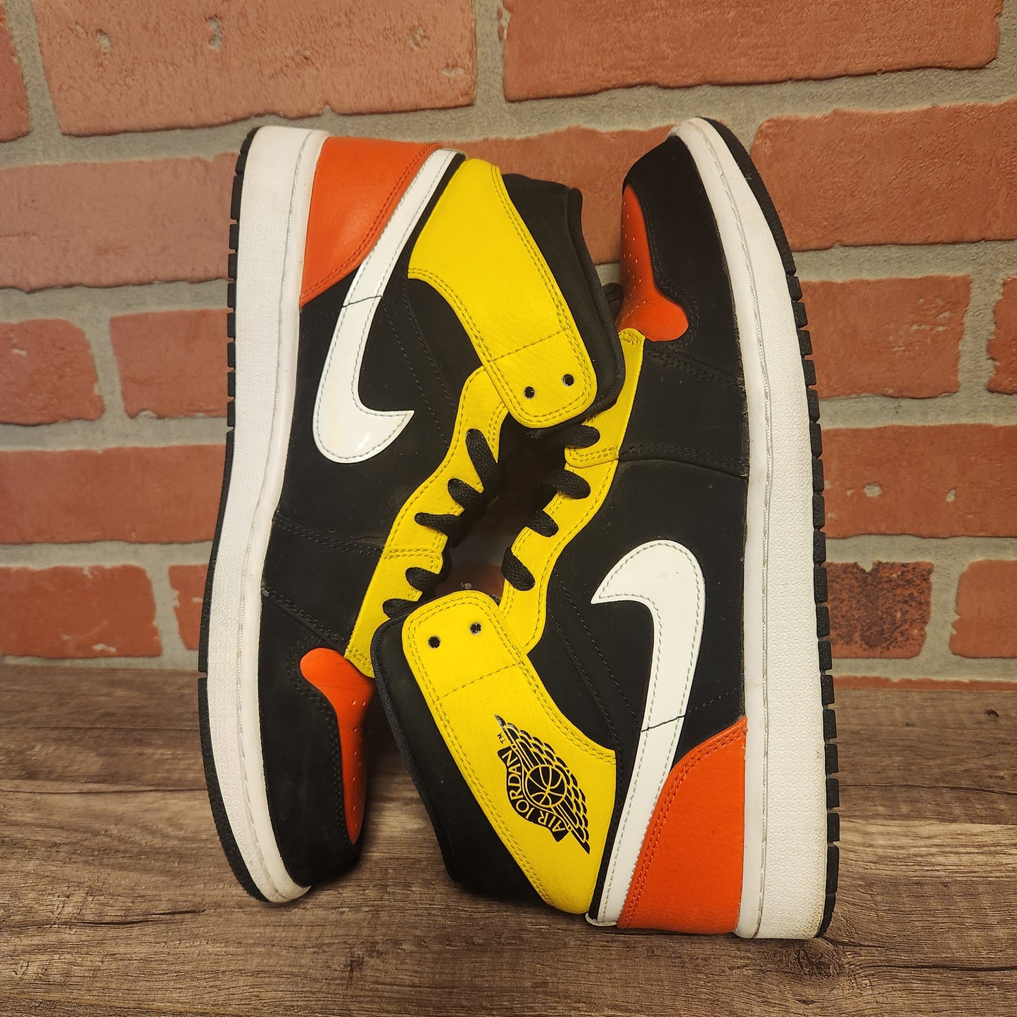 Air Jordan 1 Mid Amarillo