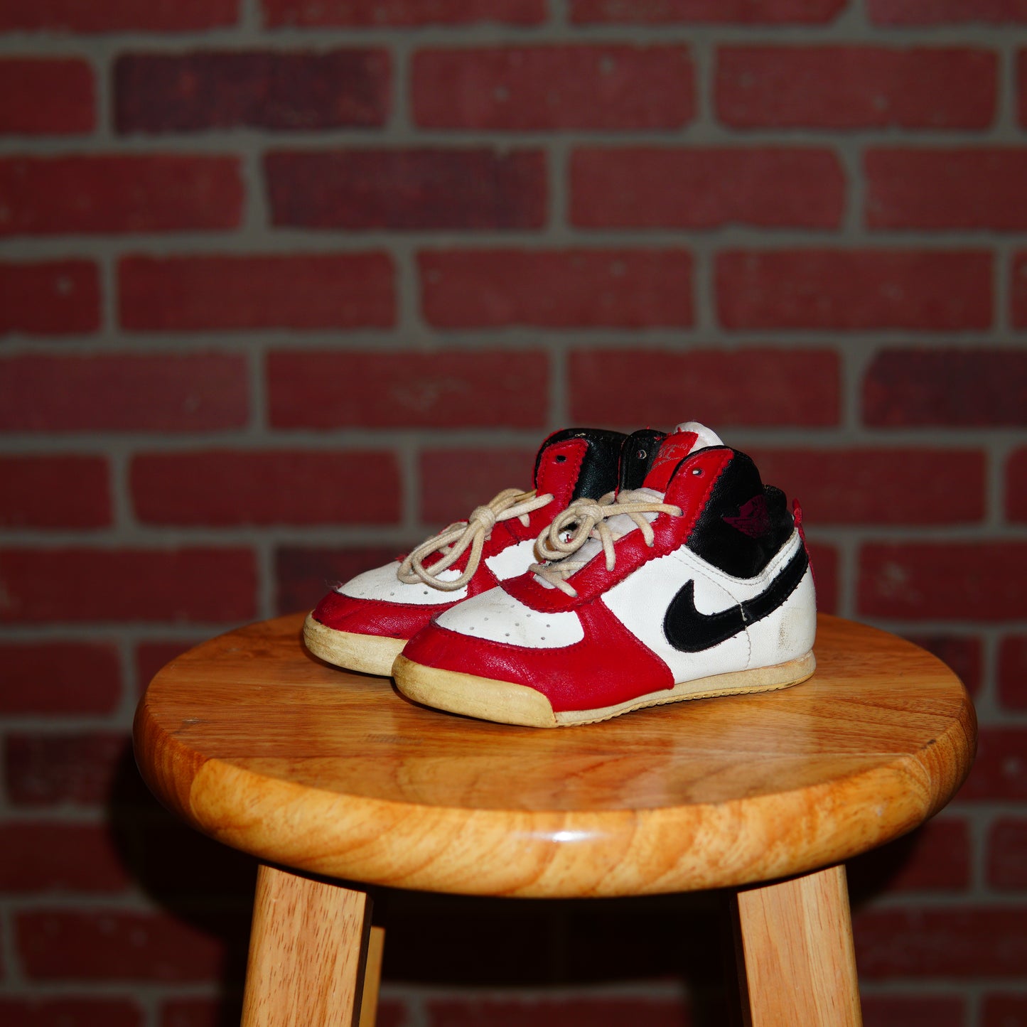 VTG 1985 Youth Nike Jordan 1 Chicago Sneakers