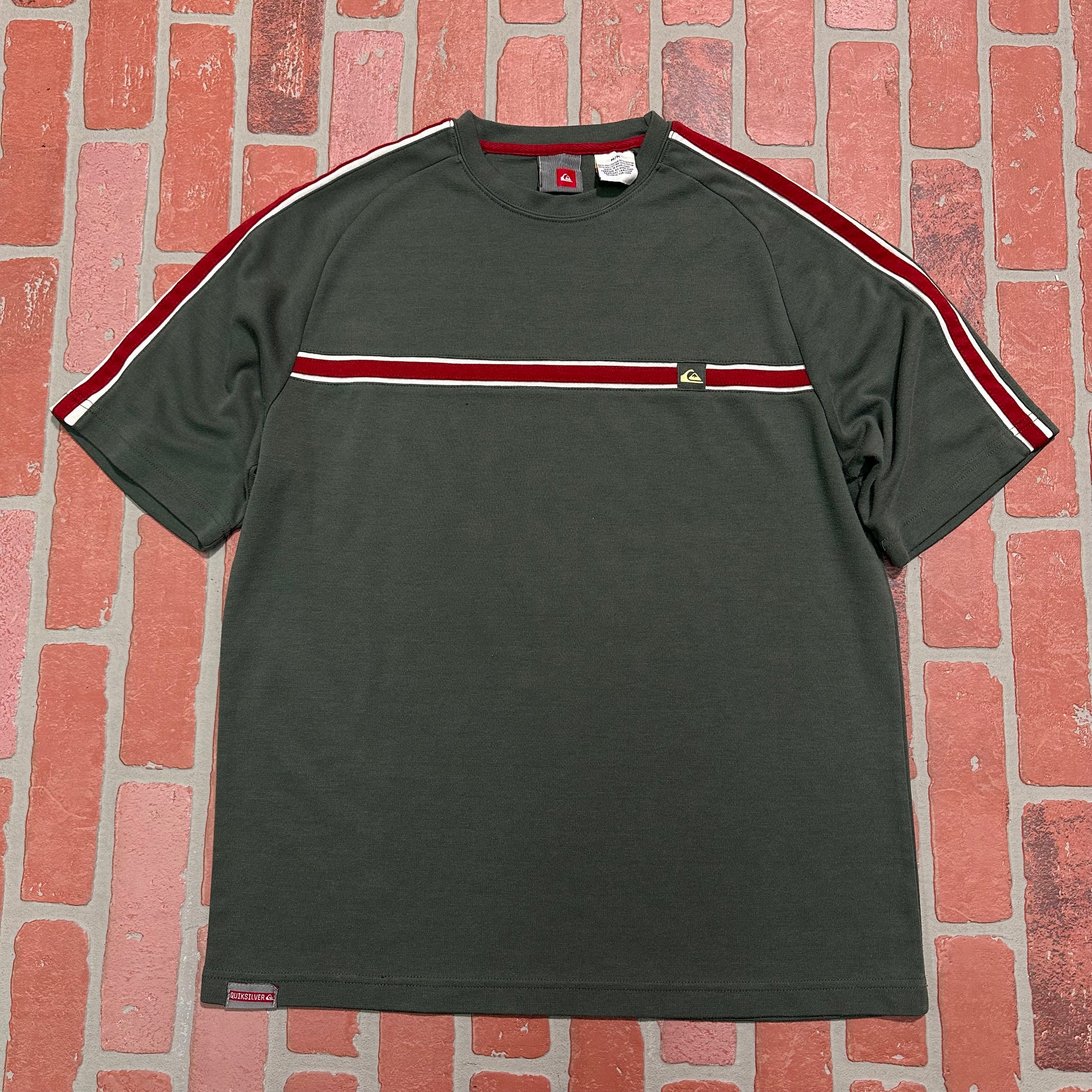 VTG Y2K Quiksilver Mini Logo Tee Yesterday's Fits Clothing Fashion Vintage Streetwear Fashion Item