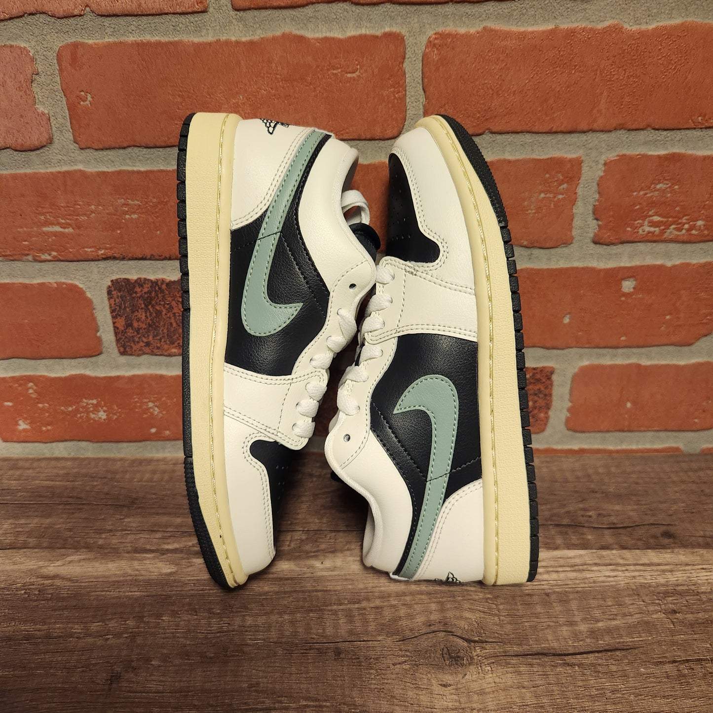 DS WMNS Air Jordan 1 Low Jade Smoke