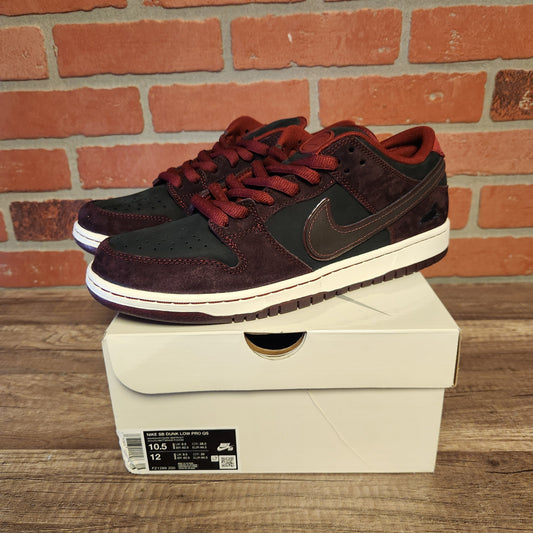 DS Nike Dunk Low Riot Skateshop