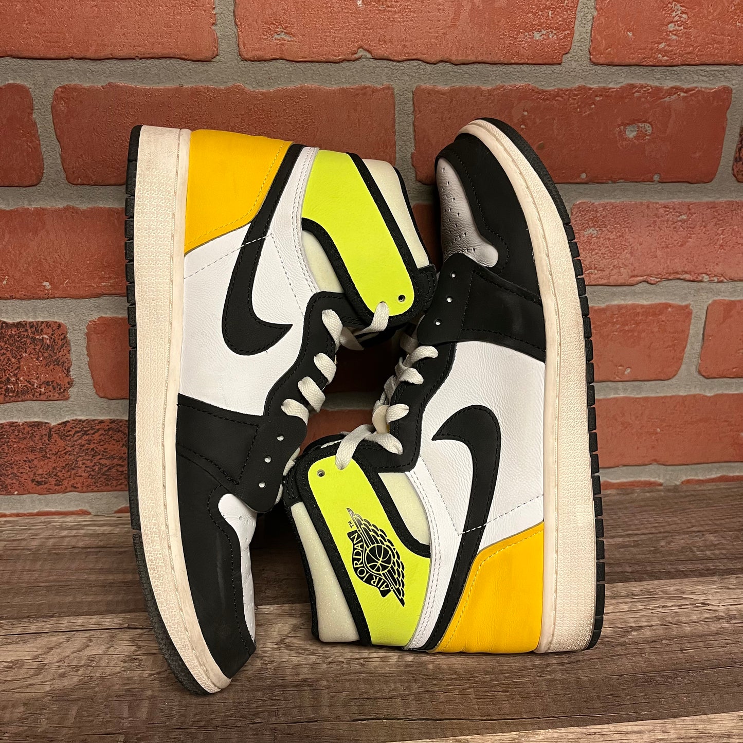 Air Jordan 1 High OG Volt Gold